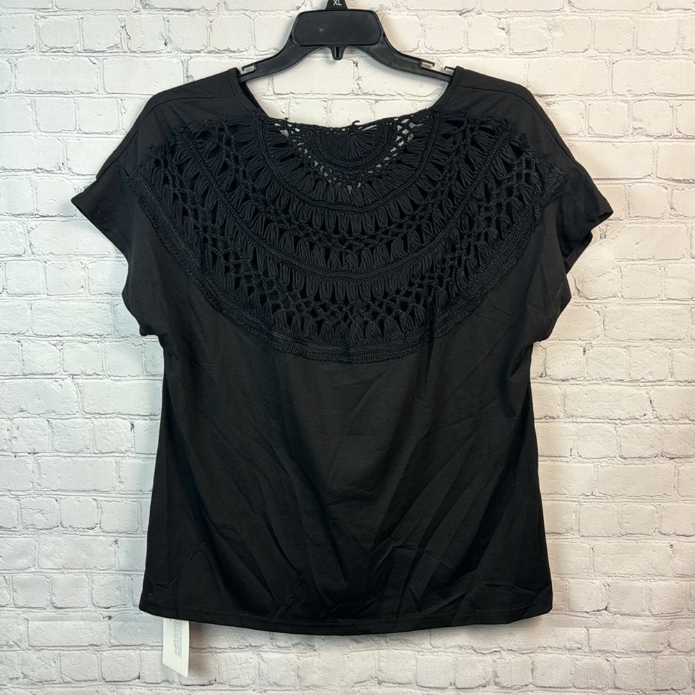 BloomChic Black V Neck Crochet Back Top Size Medium - Picture 5 of 6